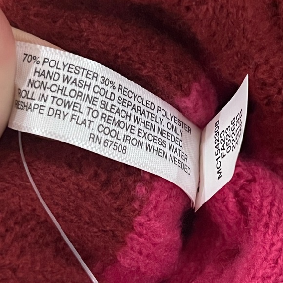 New - On 34th Women’s Wide-Ribbed Colorblocked Beanie in Pink/Red - Picture 6 of 6